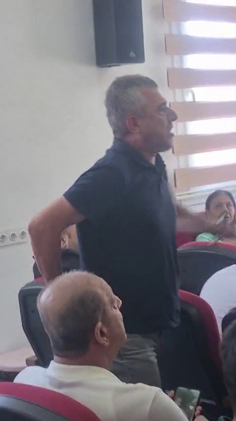 CHP&rsquo;li meclis &uuml;yesinin TİP&rsquo;li başkana ettiği k&uuml;f&uuml;r ortalığı savaş alanına &ccedil;evirdi