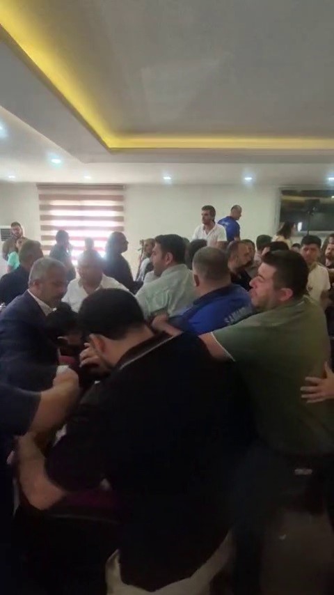 CHP&rsquo;li meclis &uuml;yesinin TİP&rsquo;li başkana ettiği k&uuml;f&uuml;r ortalığı savaş alanına &ccedil;evirdi