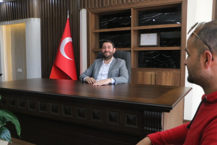 CHP&rsquo;li meclis &uuml;yesinin TİP&rsquo;li başkana ettiği k&uuml;f&uuml;r ortalığı savaş alanına &ccedil;evirdi