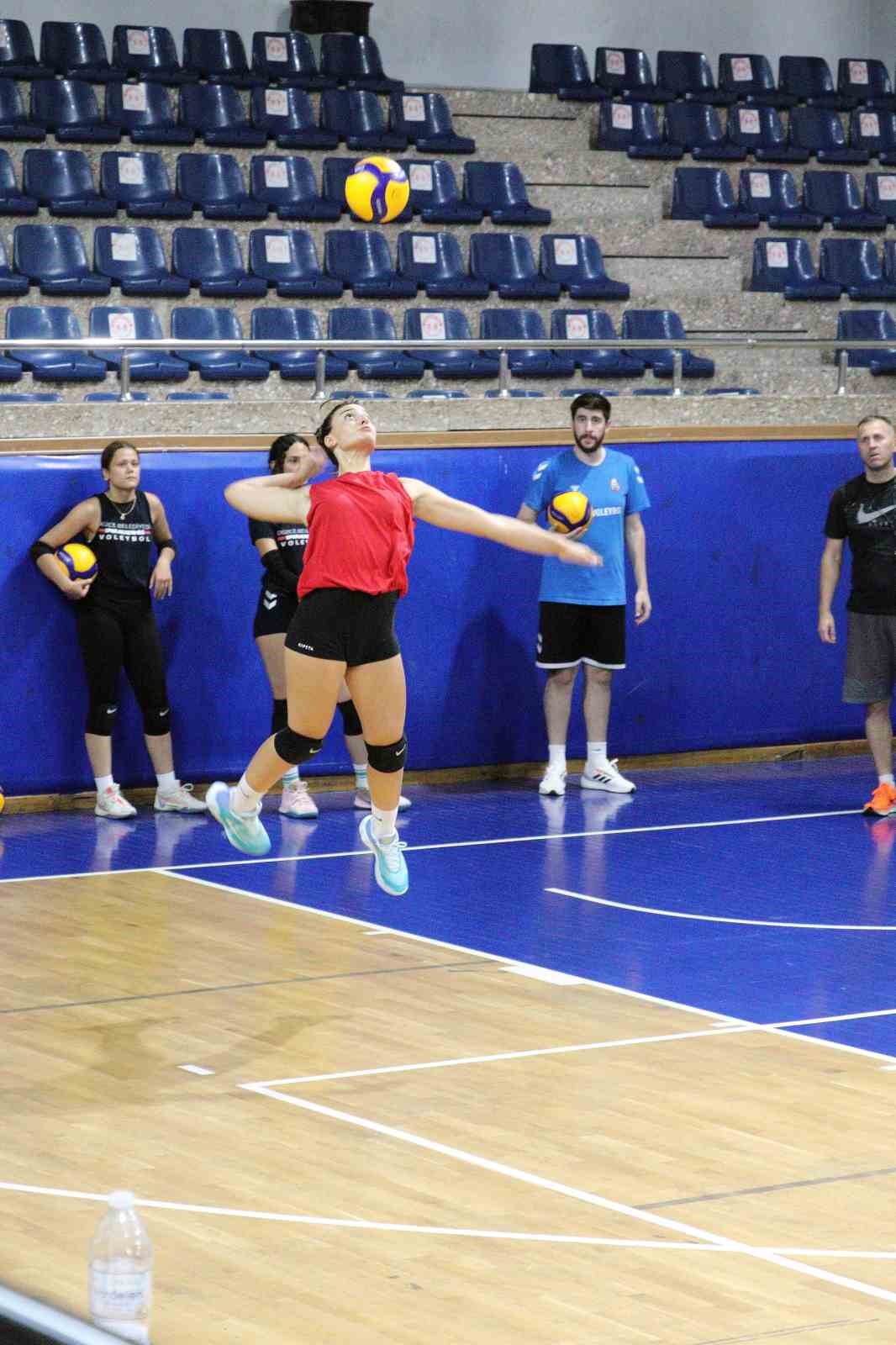 Düzce Kadın Voleybol Takımı, yeni sezon hazırlıklarını sürdürüyor
