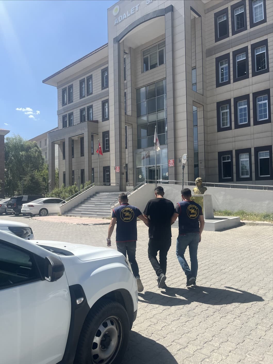 Bitlis&rsquo;te &rsquo;kasten &ouml;ld&uuml;rme&rsquo; su&ccedil;undan aranan şahıs sahte kimlikle yakalandı
