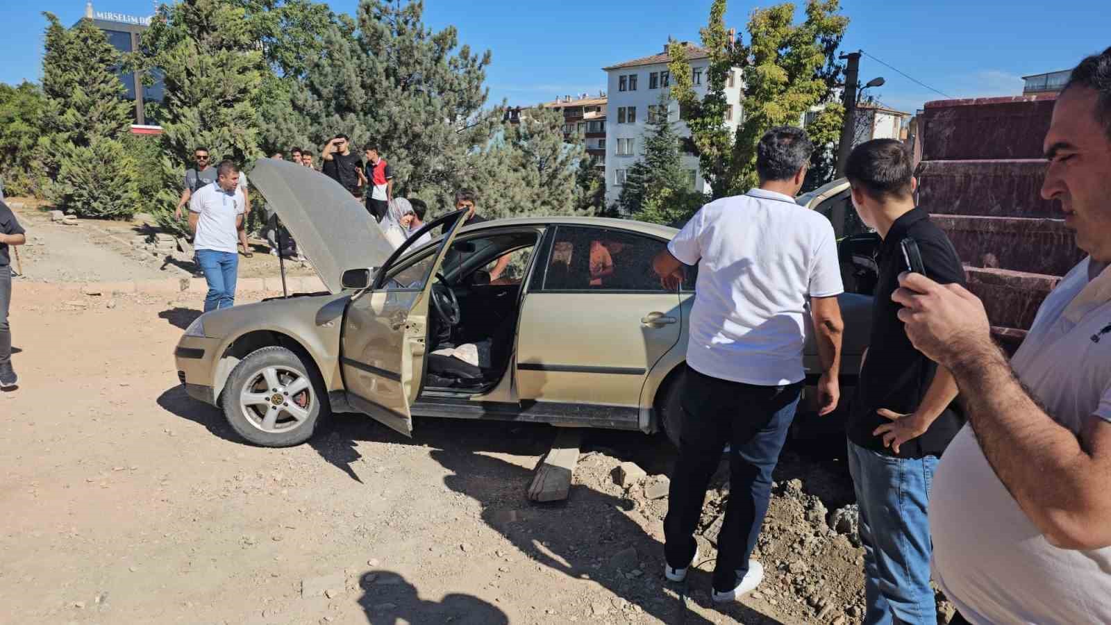 Elazığ’da otomobil ile kamyon çarpıştı