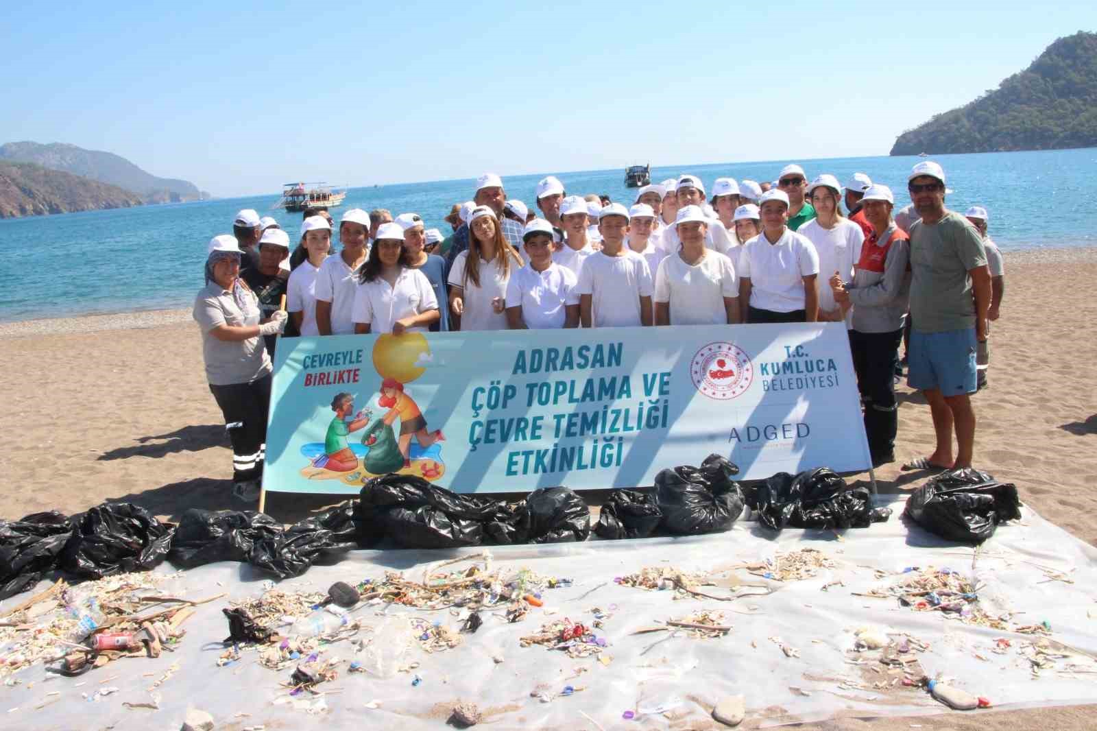 Adrasan&rsquo;da yaz tatilinin ardından boş kalan plajı temizlediler
