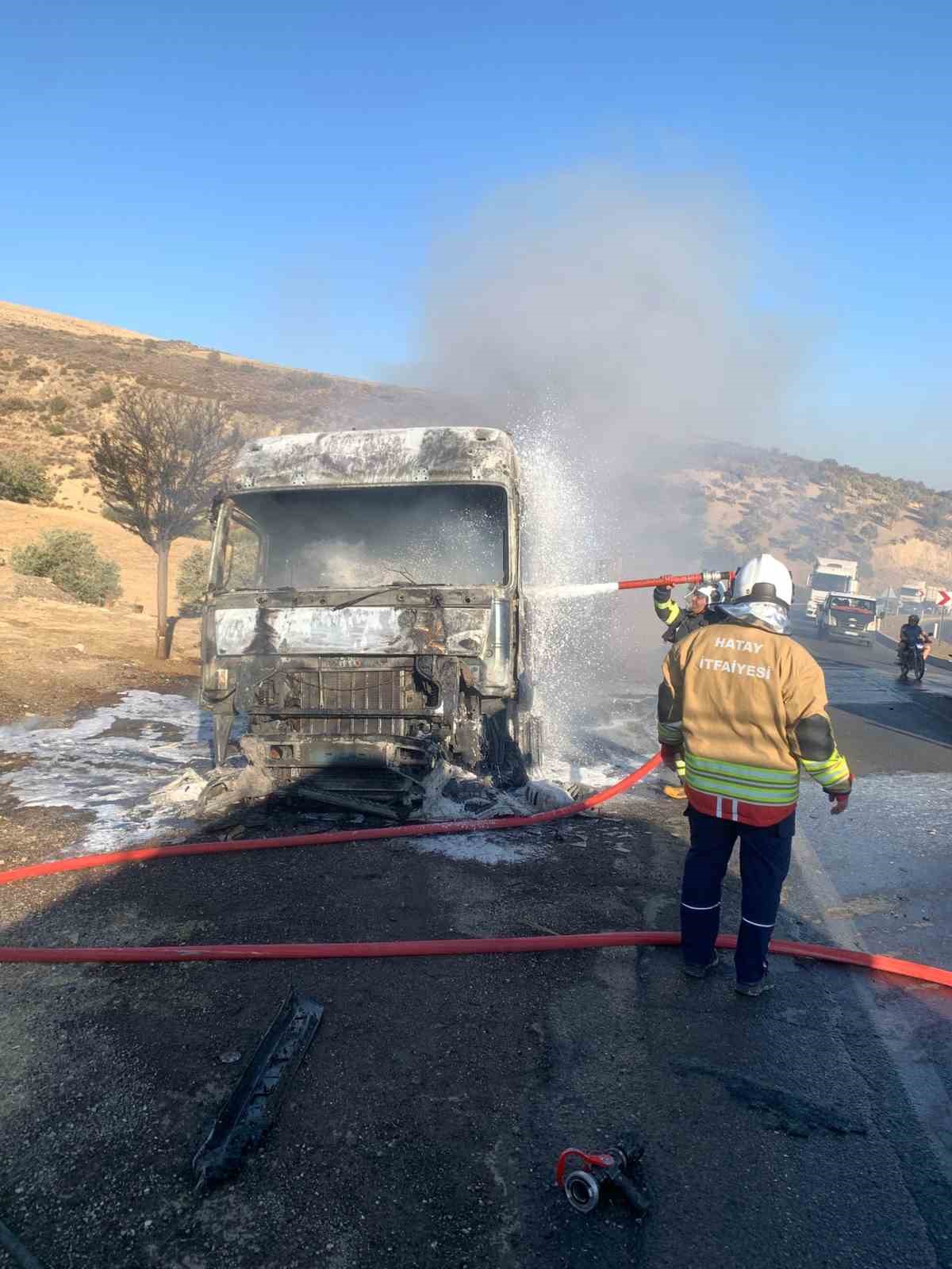 Hatay&rsquo;da seyir halindeki tır alev alev yandı
