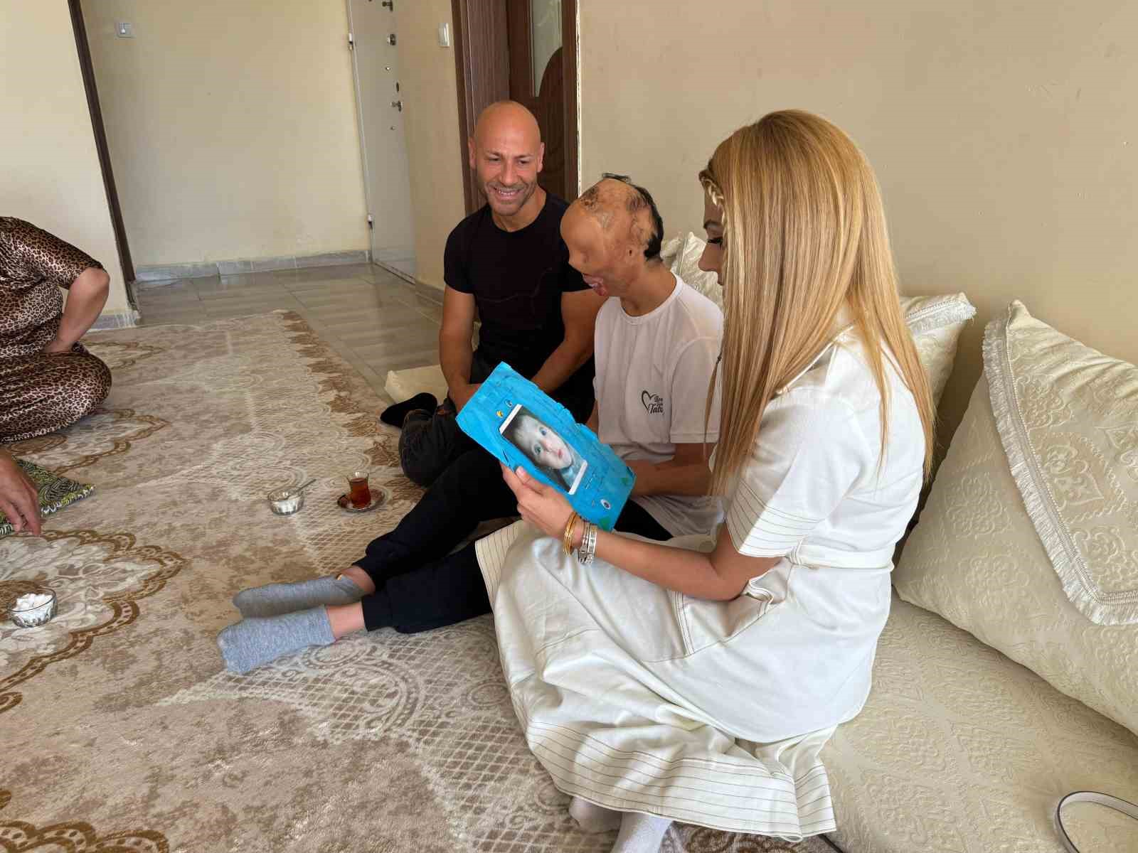 Kocaeli’nden Yüksekova’ya sevgi seli: Zeynep öğretmen, özel gereksinimli çocuğun hayatına dokundu