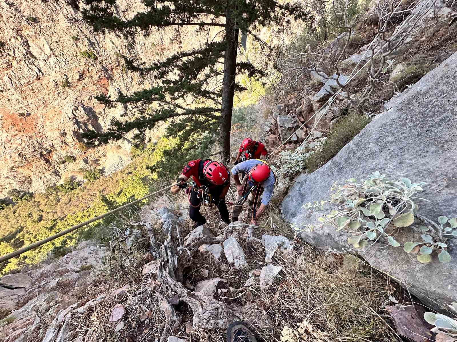 Fethiye&rsquo;de kayalıklarda mahsur kalan Alman turisti JAK timi kurtardı

