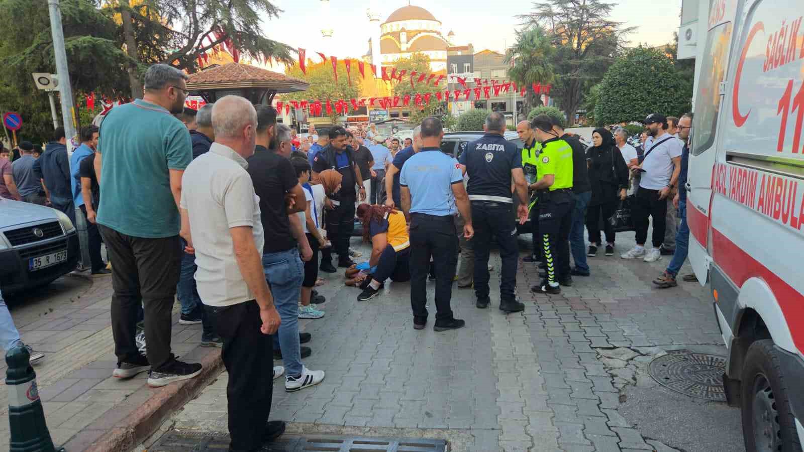 Motosiklet &ouml;nce k&uuml;&ccedil;&uuml;k &ccedil;ocuğa ardından otomobile &ccedil;arptı: 2 yaralı
