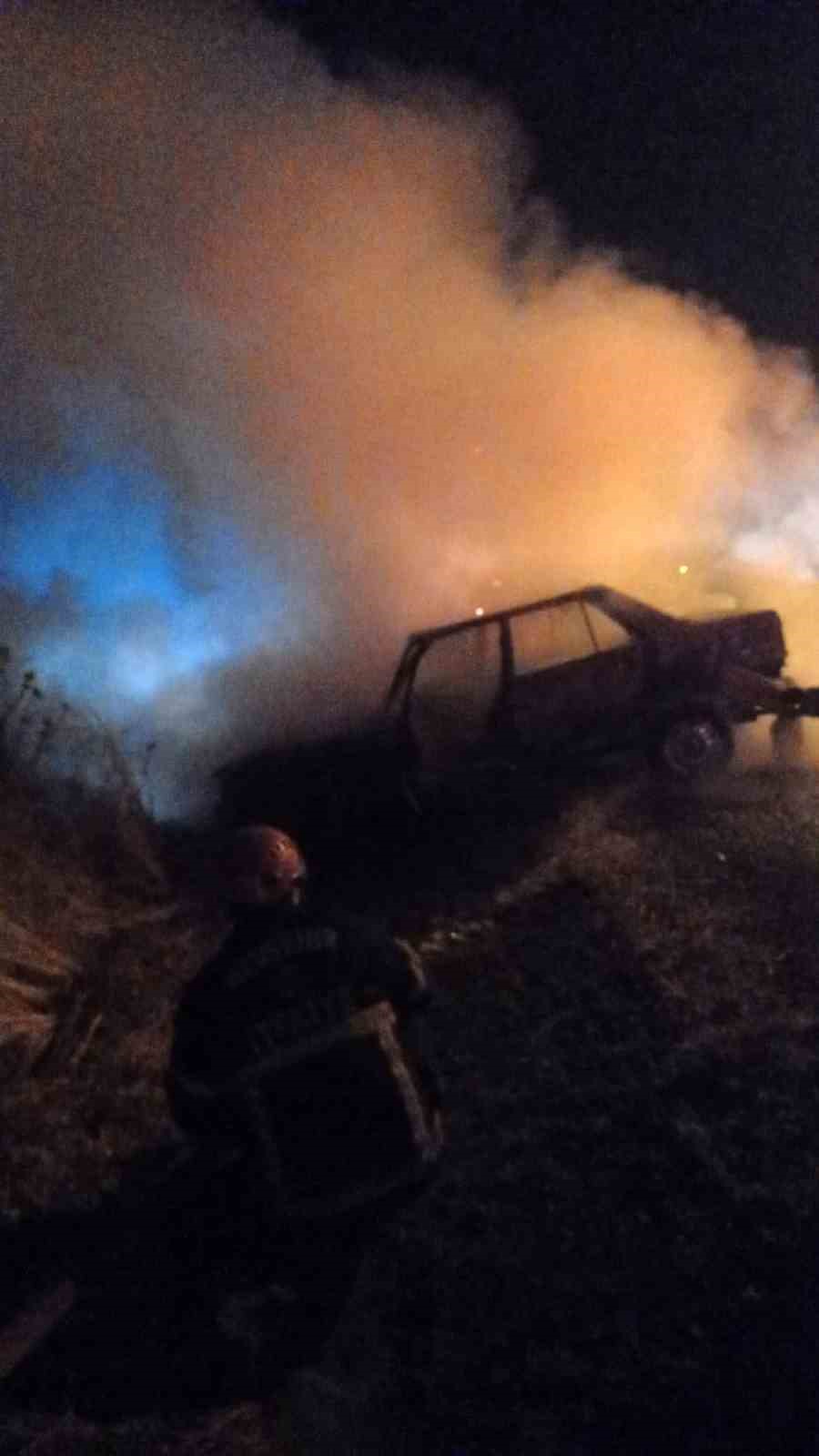 Kafa kafaya &ccedil;arpışan otomobiller alev aldı: 2 yaralı
