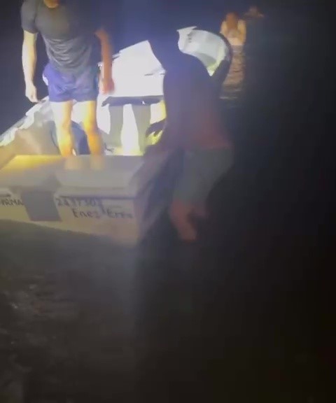 Batan balık&ccedil;ı teknesindeki 3 kişiyi trafik polisi kurtardı
