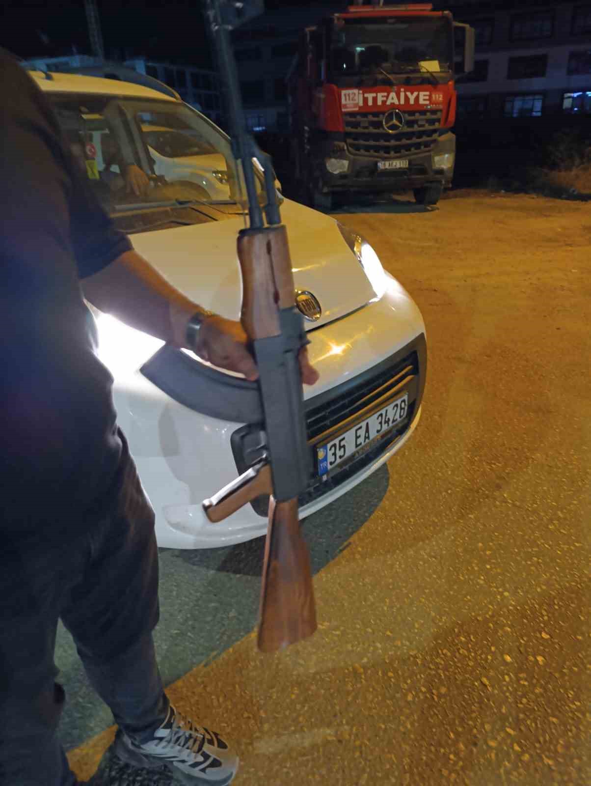 Mobilyacının yaptığı ahşap silah polisi harekete ge&ccedil;irdi
