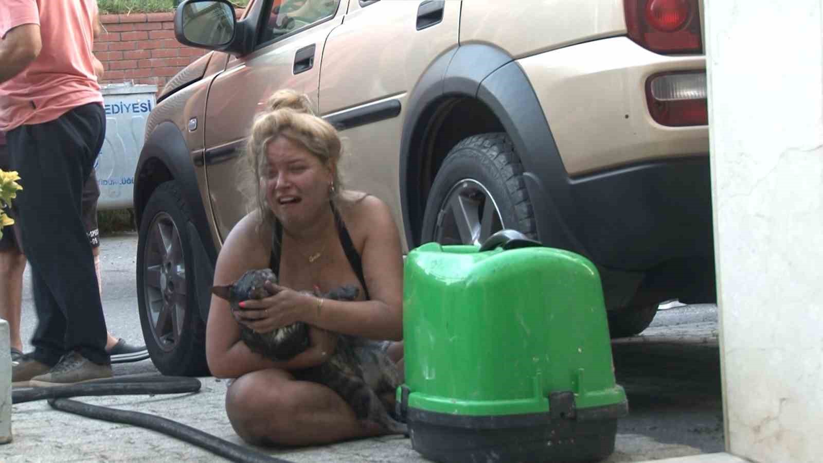 Ataşehir&rsquo;de yangın paniği: Hayvanlarını kurtarmak i&ccedil;in alevlerin arasına girdi
