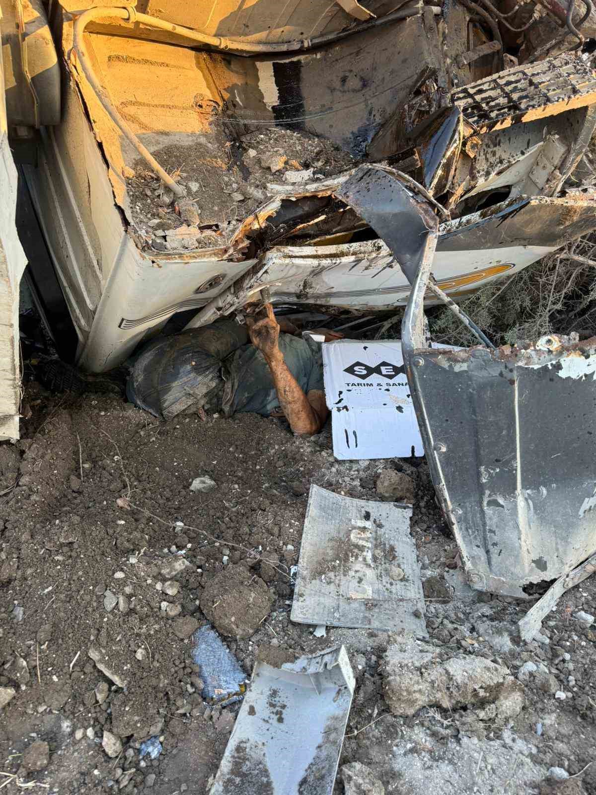 Ara&ccedil; altında sıkışan s&uuml;r&uuml;c&uuml; kurtarıldı
