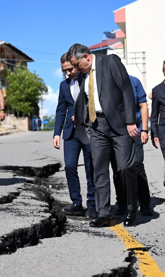 Vali &Ccedil;ift&ccedil;i, İspir&rsquo;de heyelan b&ouml;lgesinde incelemelerde bulundu
