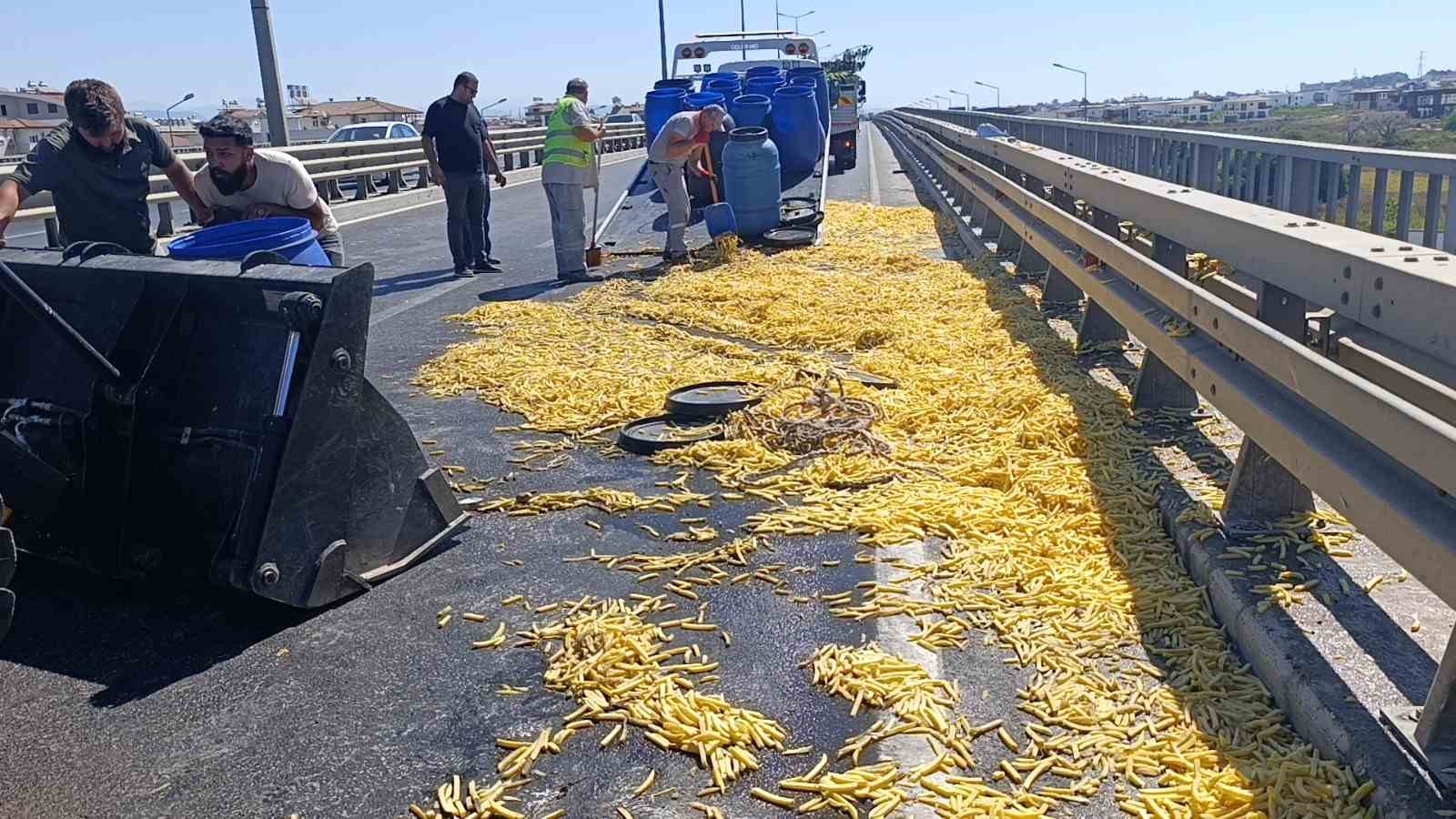 Kamyonet bariyerlere &ccedil;arptı, kilolarca patates yola sa&ccedil;ıldı
