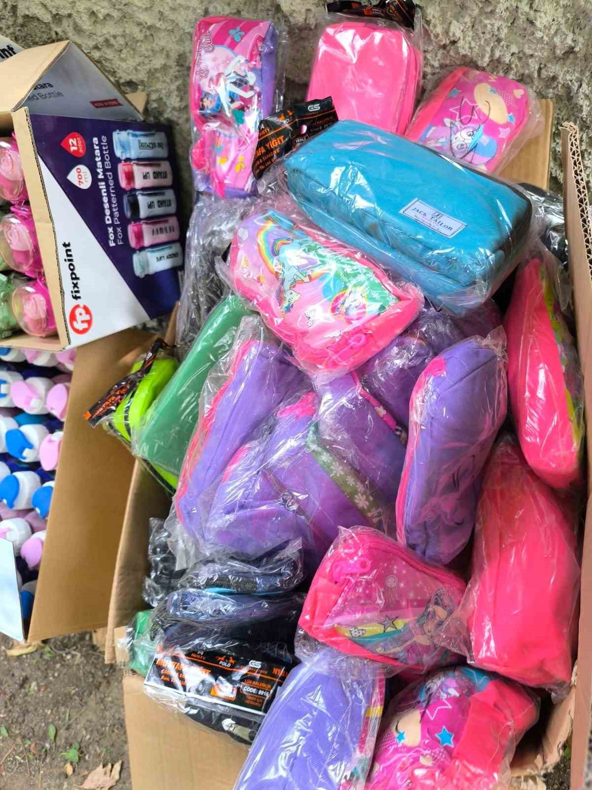 Hayırseverler bin 350 öğrenciye okul eşyaları hediye etti