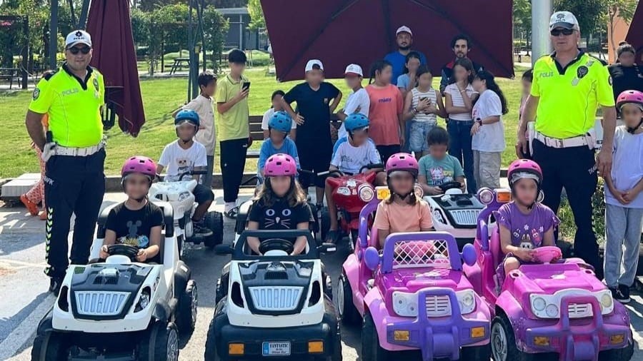 &Ccedil;ocuklara trafikte g&uuml;venli yarınlar eğitimi
