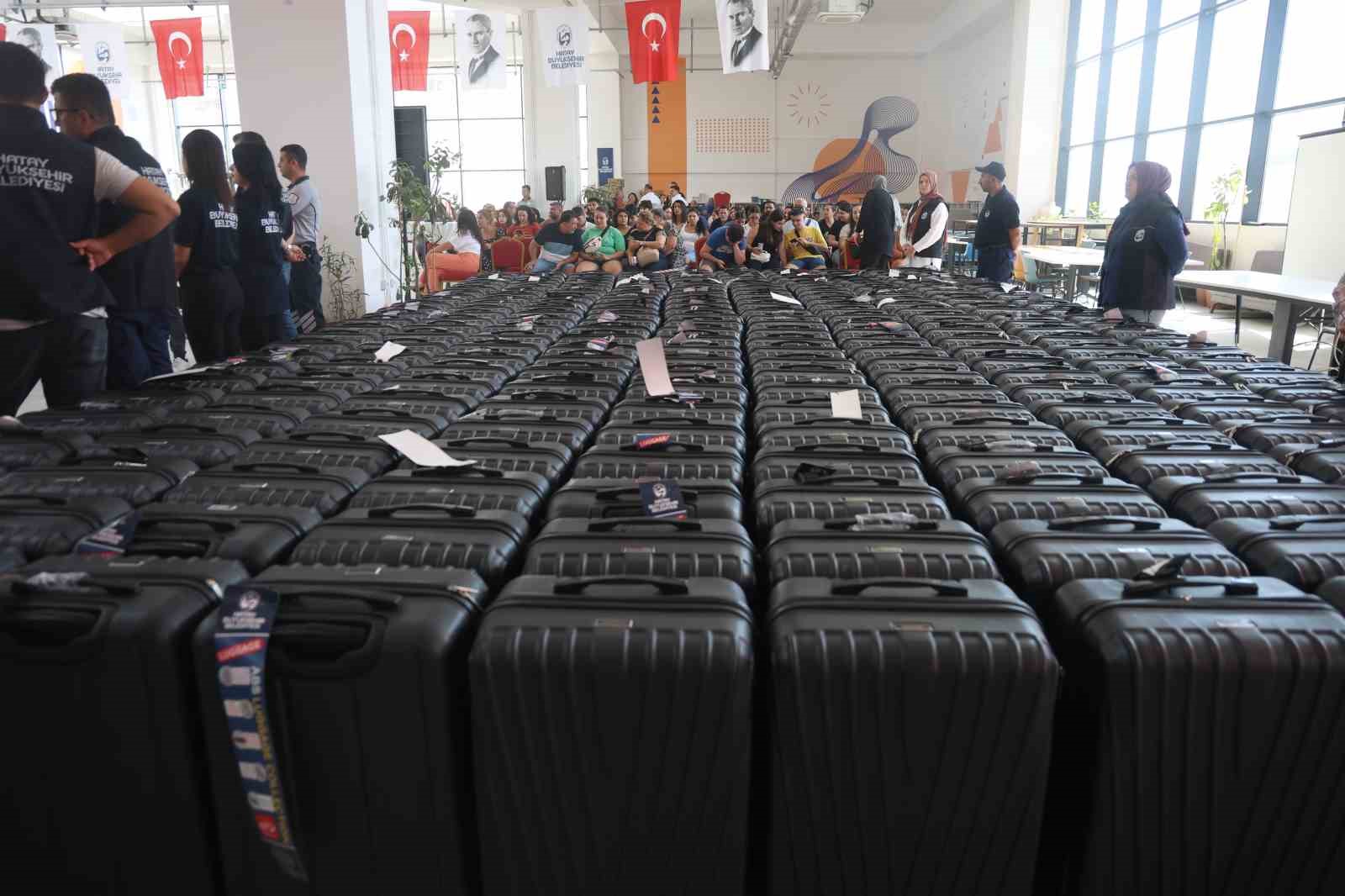 Depremzede öğrencilerin üniversite yolundaki ilk biletlerini ve bavullarını Hatay Büyükşehir Belediyesi hediye etti