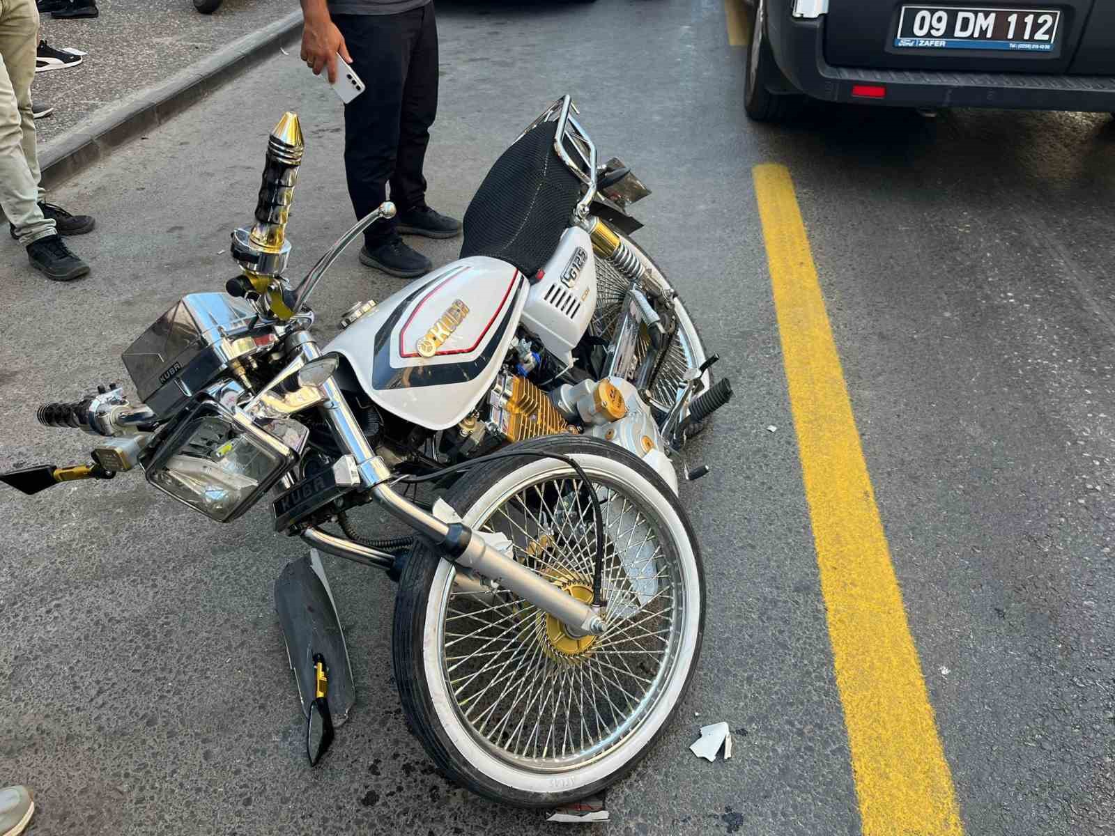 Motosiklet, park etmeye çalışan araca çarptı: 1 yaralı