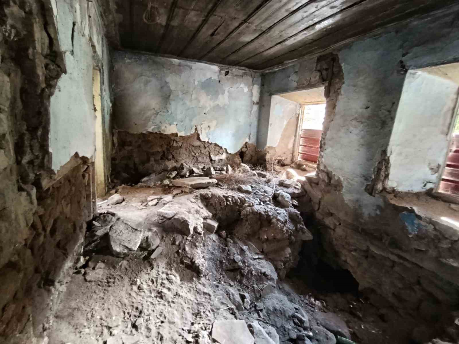 Kars’ta Tevfik Paşa Konağı gözler önünde yıkılıyor