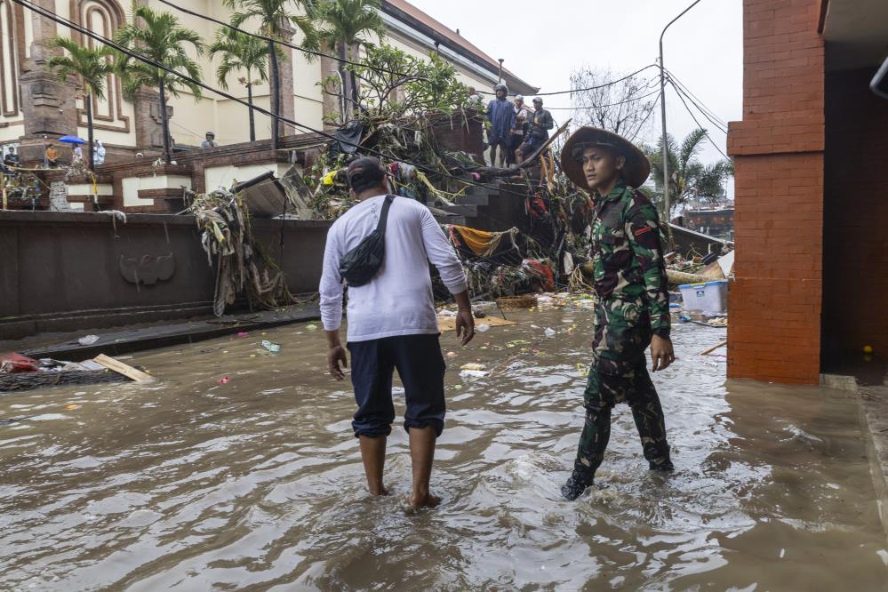 Endonezya'yı sel vurdu: 19 ölü, 10 kayıp