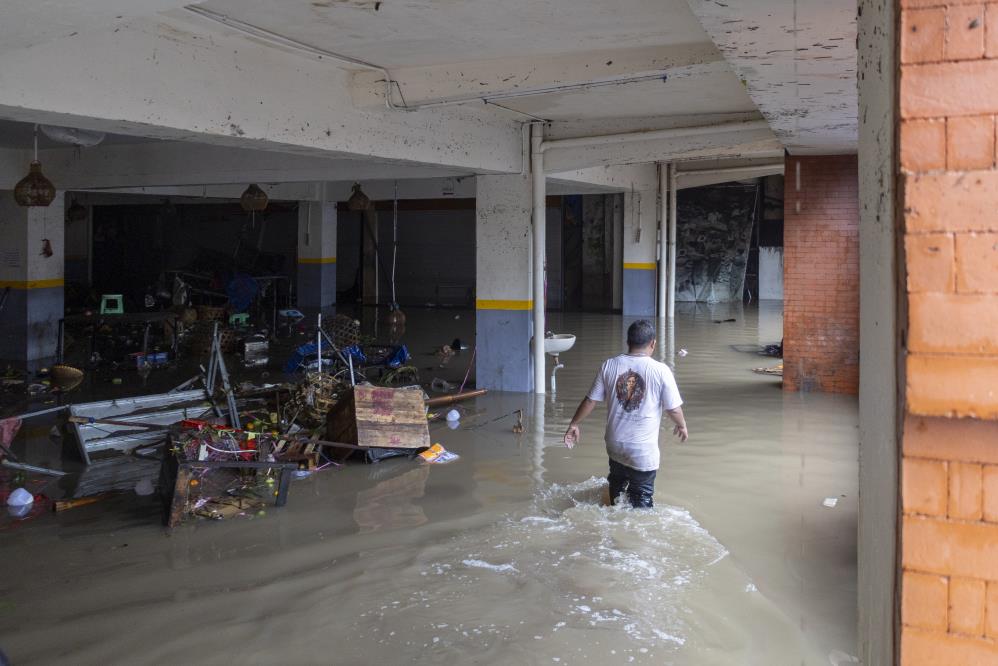 Endonezya'yı sel vurdu: 19 ölü, 10 kayıp