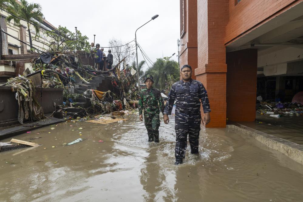 Endonezya'yı sel vurdu: 19 ölü, 10 kayıp