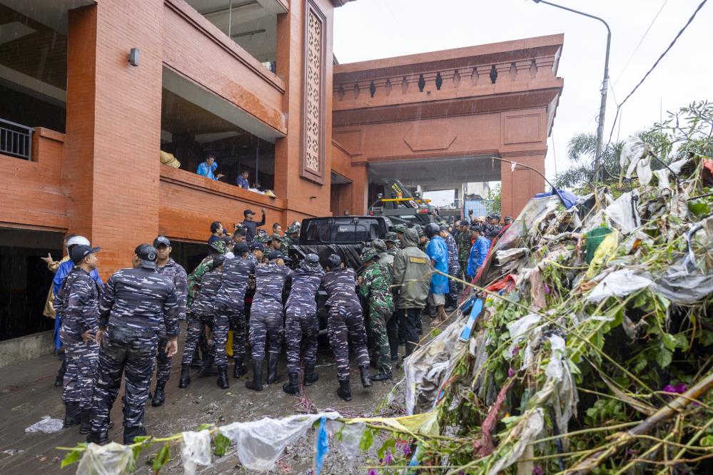 Endonezya'yı sel vurdu: 19 ölü, 10 kayıp