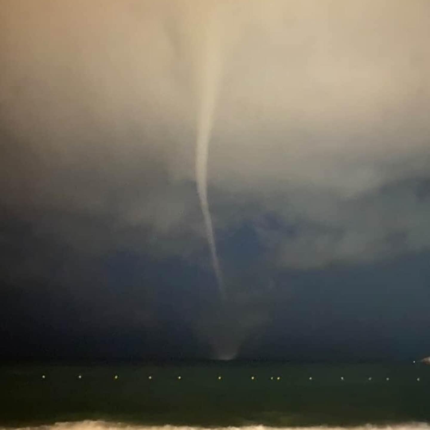 Filyos’ta hortum çıktı, balıkçı teknesi battı
