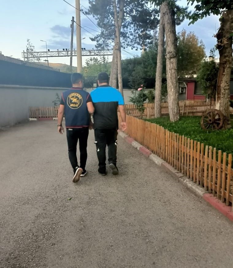 Bolu&rsquo;da &rsquo;&ccedil;ocuğa cinsel istismar&rsquo; ve &rsquo;dolandırıcılıktan&rsquo; aranan 2 kişi yakalandı
