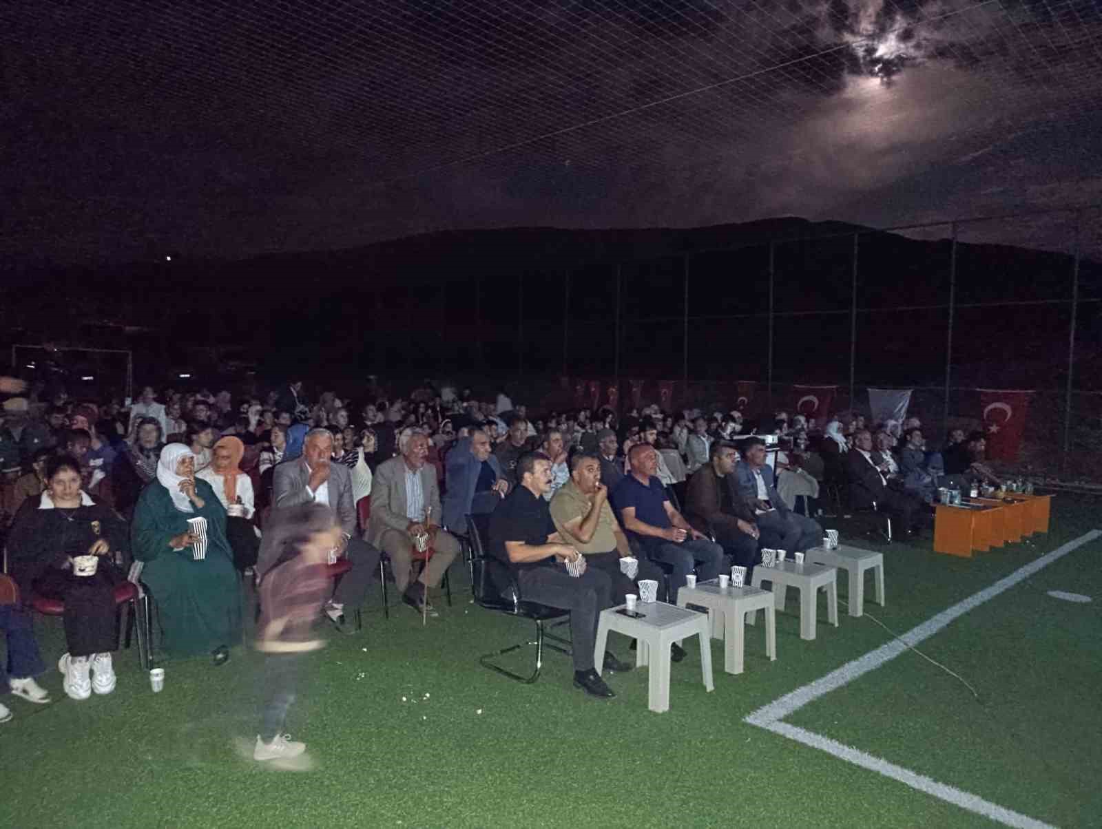 Tendürek Dağı eteklerinde sinema keyfi