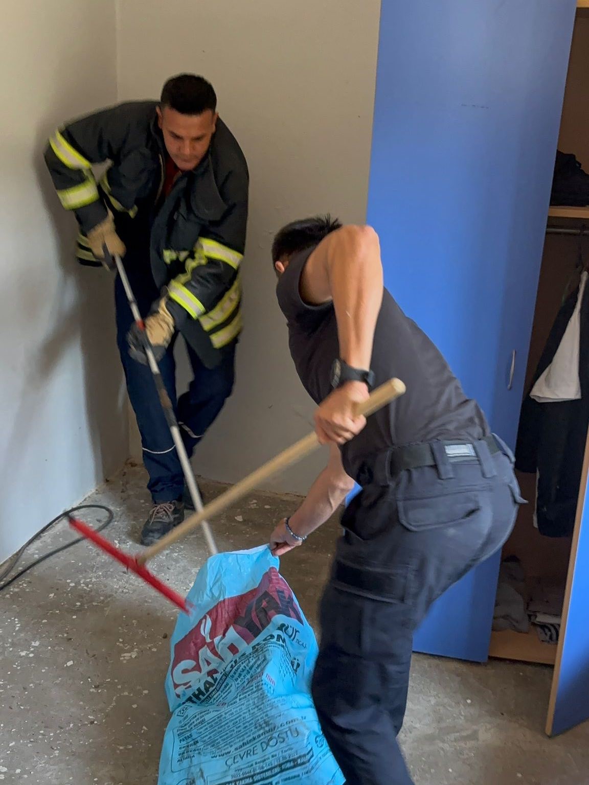 Erzin ve İskenderun&rsquo;da eve giren yılanları itfaiye yakaladı
