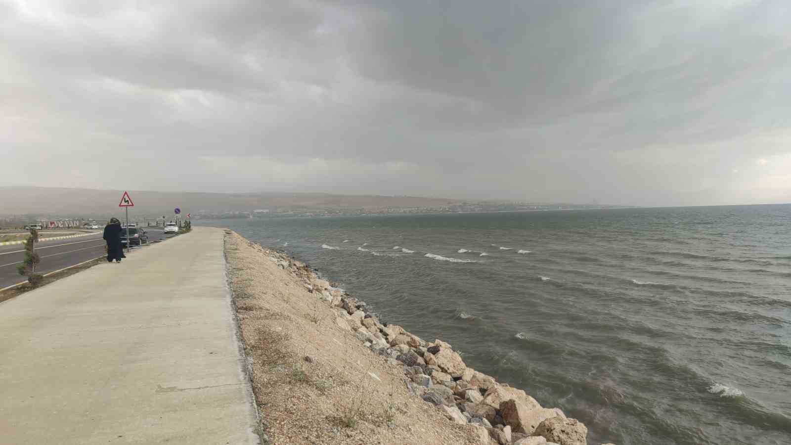 Van’da dolu ve sağanak etkili oldu: Van Gölü’nde dalgalar yükseldi
