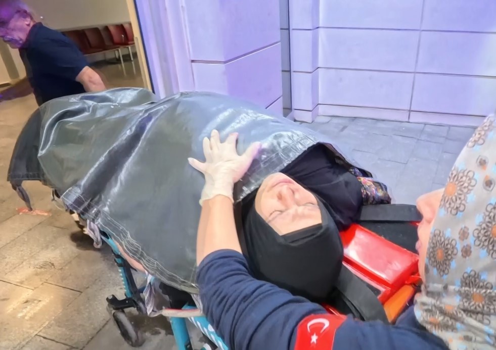 &Ouml;nce komşusunu sonra annesi ile kardeşini ardından kendini vurdu