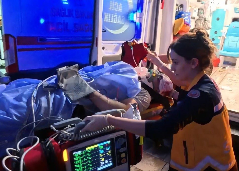 &Ouml;nce komşusunu sonra annesi ile kardeşini ardından kendini vurdu