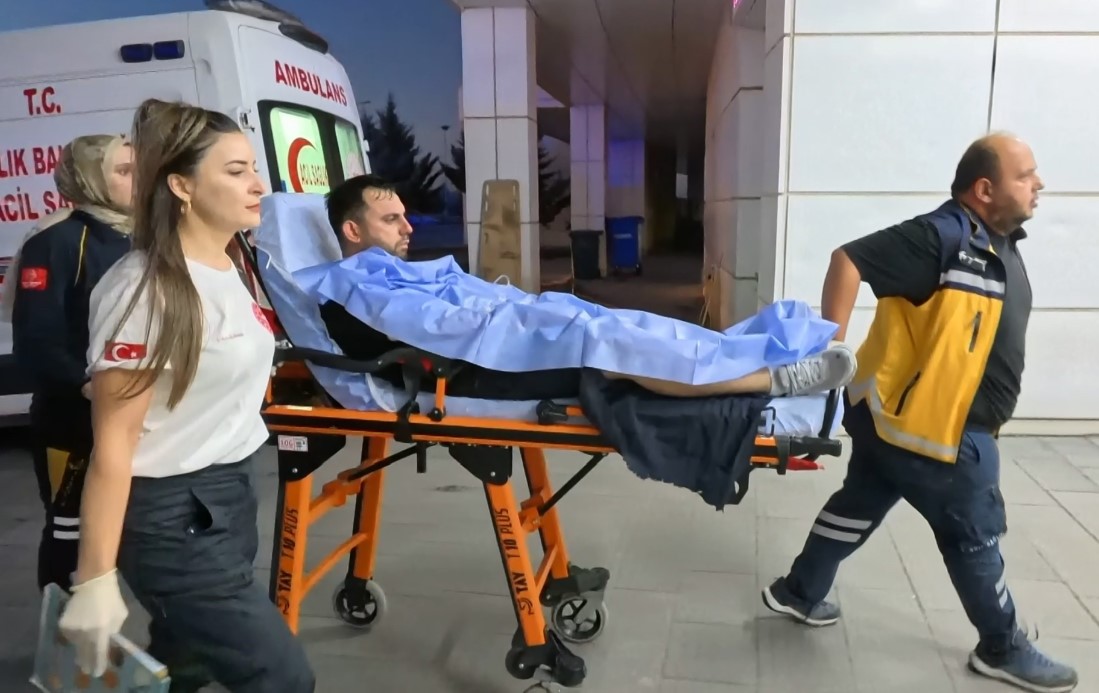 &Ouml;nce komşusunu sonra annesi ile kardeşini ardından kendini vurdu