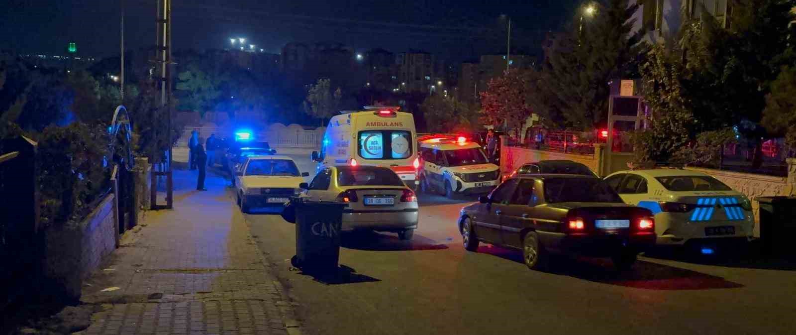 Tartıştıkları şahsın babasını bı&ccedil;akladılar: 1&rsquo;i ağır 2 yaralı
