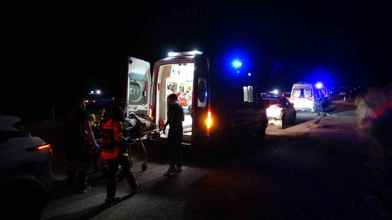 Malatya&rsquo;da "dur" ihtarına uymayan ara&ccedil; kaza yaptı: 4 yaralı
