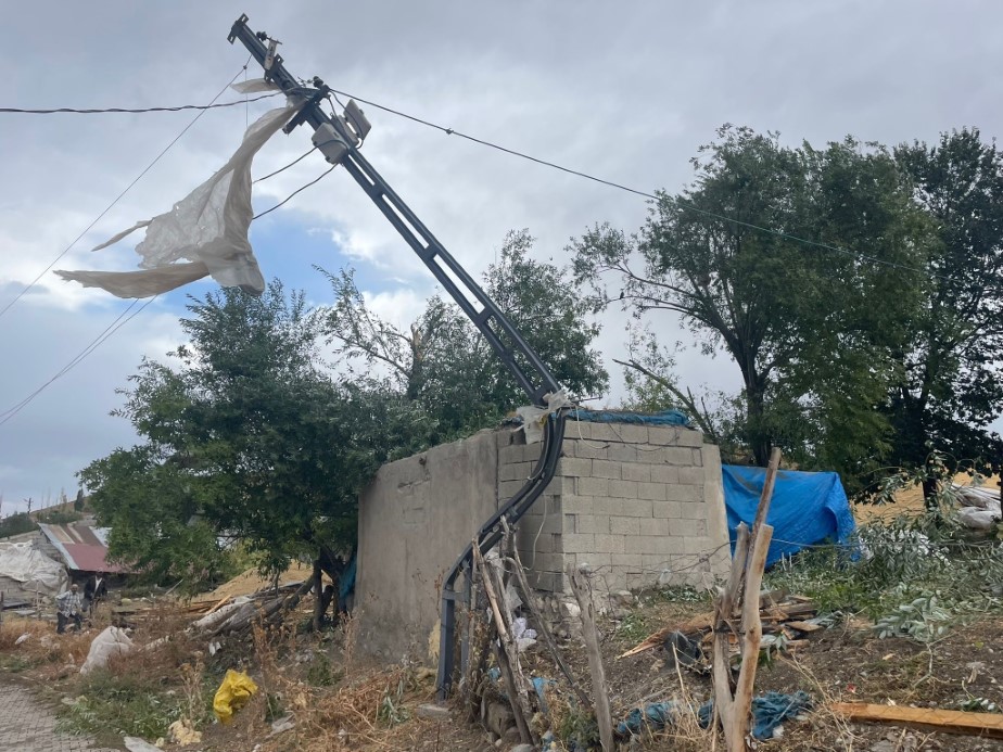 Ağrı&rsquo;da fırtına &ccedil;atıları u&ccedil;urdu: 74 yapı zarar g&ouml;rd&uuml;