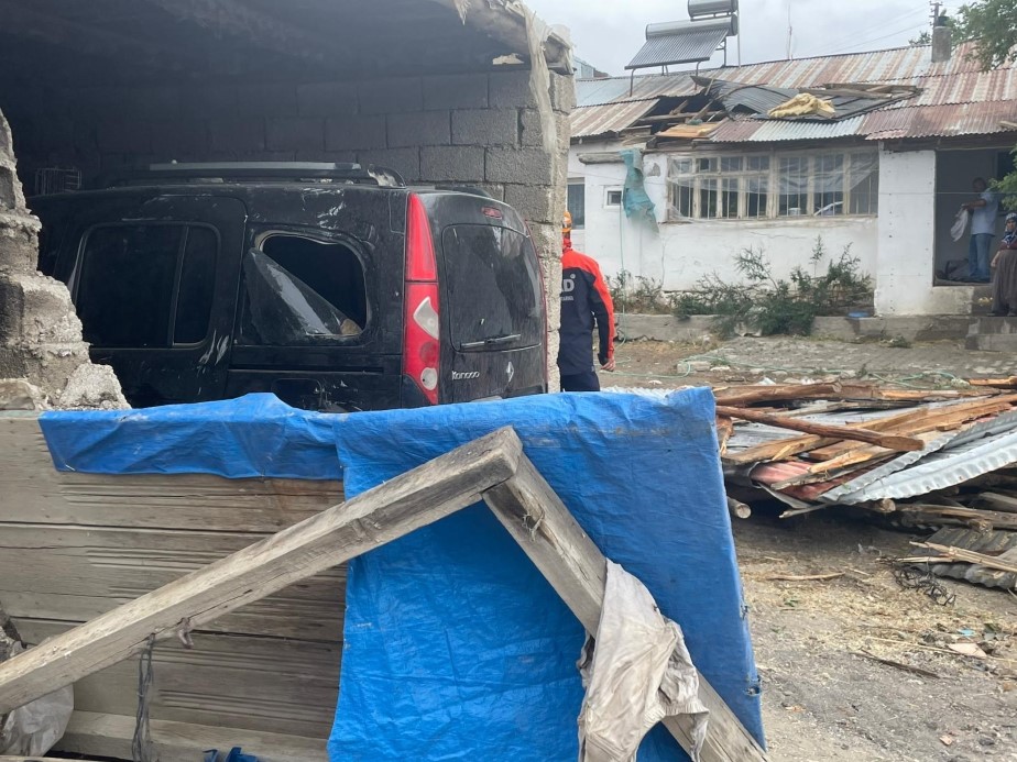 Ağrı&rsquo;da fırtına &ccedil;atıları u&ccedil;urdu: 74 yapı zarar g&ouml;rd&uuml;