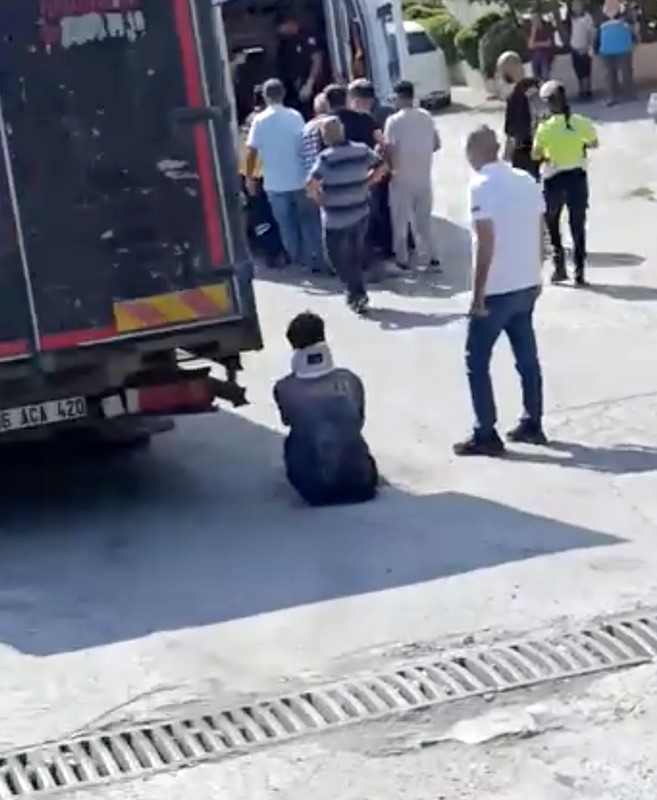 Arnavutköy’de aksiyon filmlerini aratmayan kaza: Kamyon araca çarptı, metrelerce sürükledi