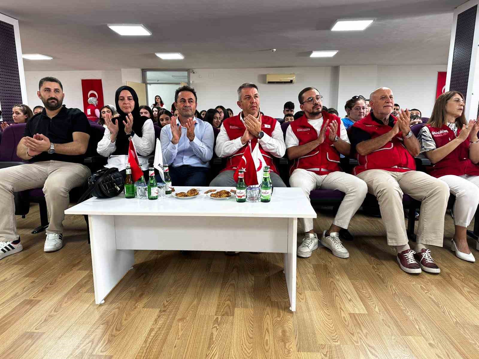 Kızılay&rsquo;ın şefkat eli &ccedil;ocuklara ulaştı
