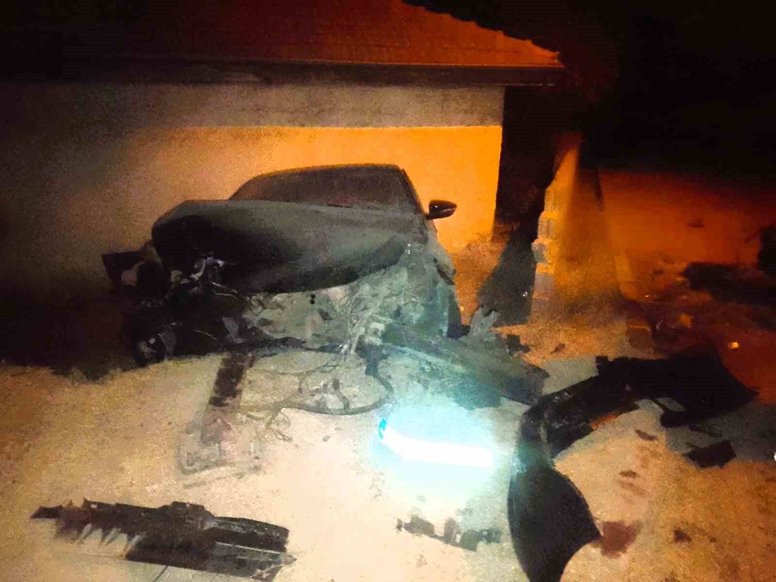 Duvarı yıkan l&uuml;ks otomobil bah&ccedil;eye daldı
