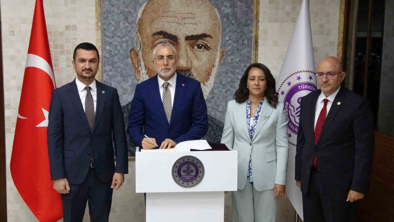 Bakan Işıkhan: "Birileri parti binalarında koltuk kavgası yaparken biz Türkiye’yi adım adım dolaşıyoruz"