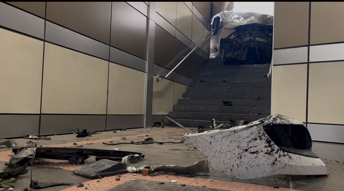 Hafif ticari aracıyla metro istasyonuna daldı
