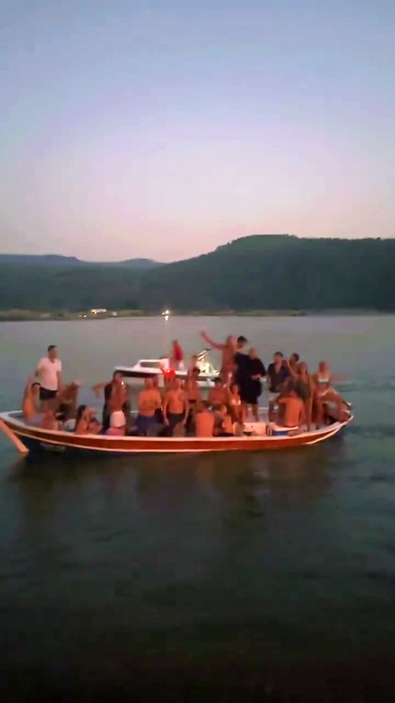 Hayranları tekneden, Mustafa Sandal kıyıdan şarkıya eşlik etti
