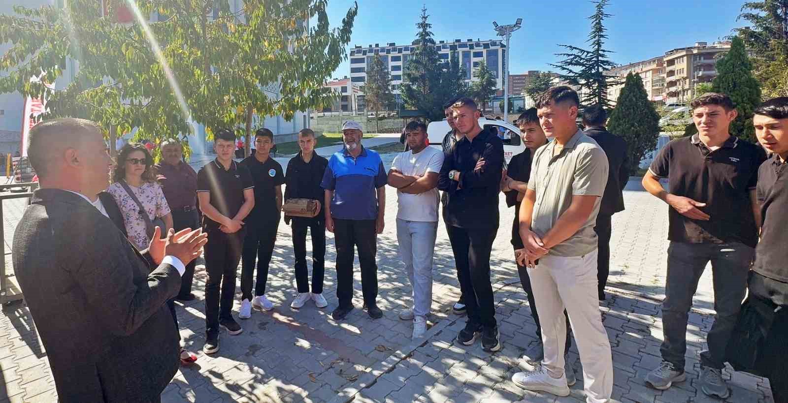 Çavdarhisar’da lise öğrencilerine tarım makineleri tanıtıldı
