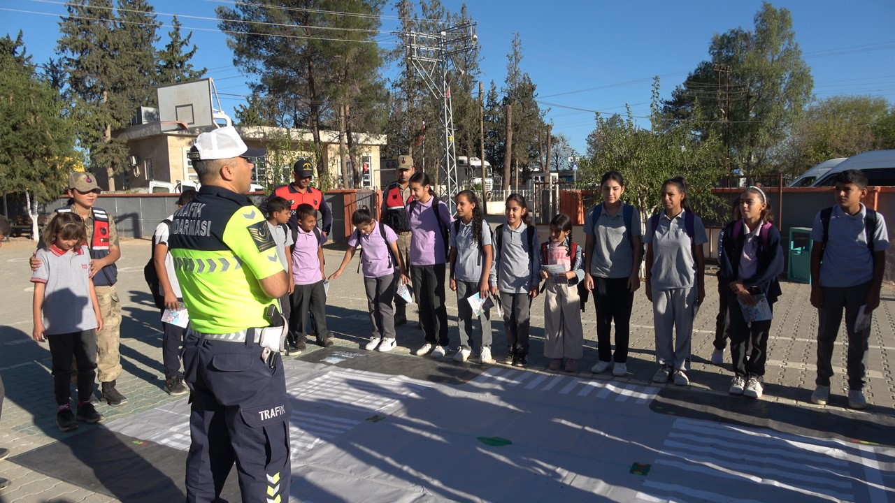 Jandarma ekiplerinden &ouml;ğrencilere trafik eğitimi
