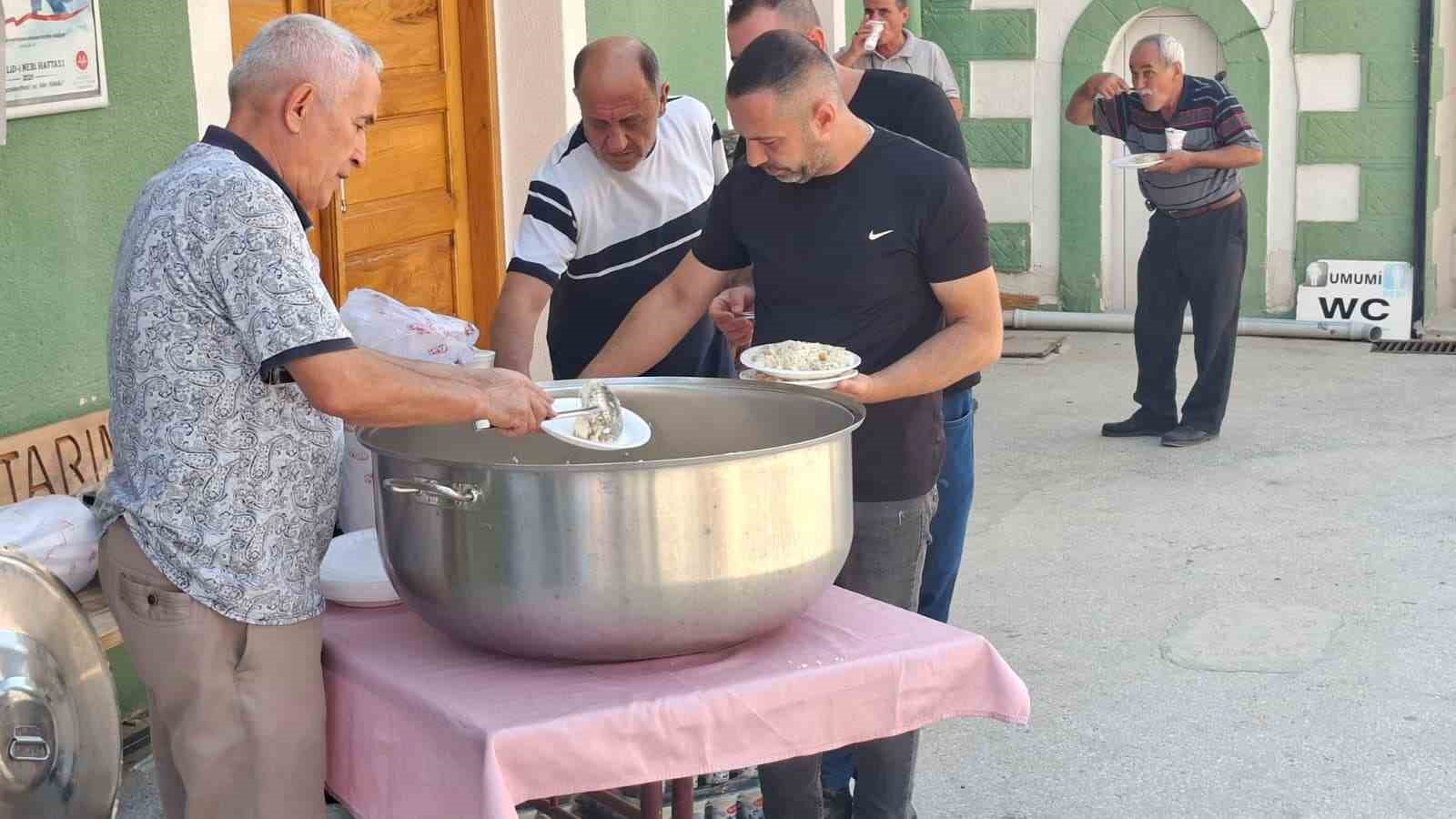 Hisarcık’ta Mevlid-i Nebi Haftası dolayısıyla vatandaşlara pilav dağıtıldı