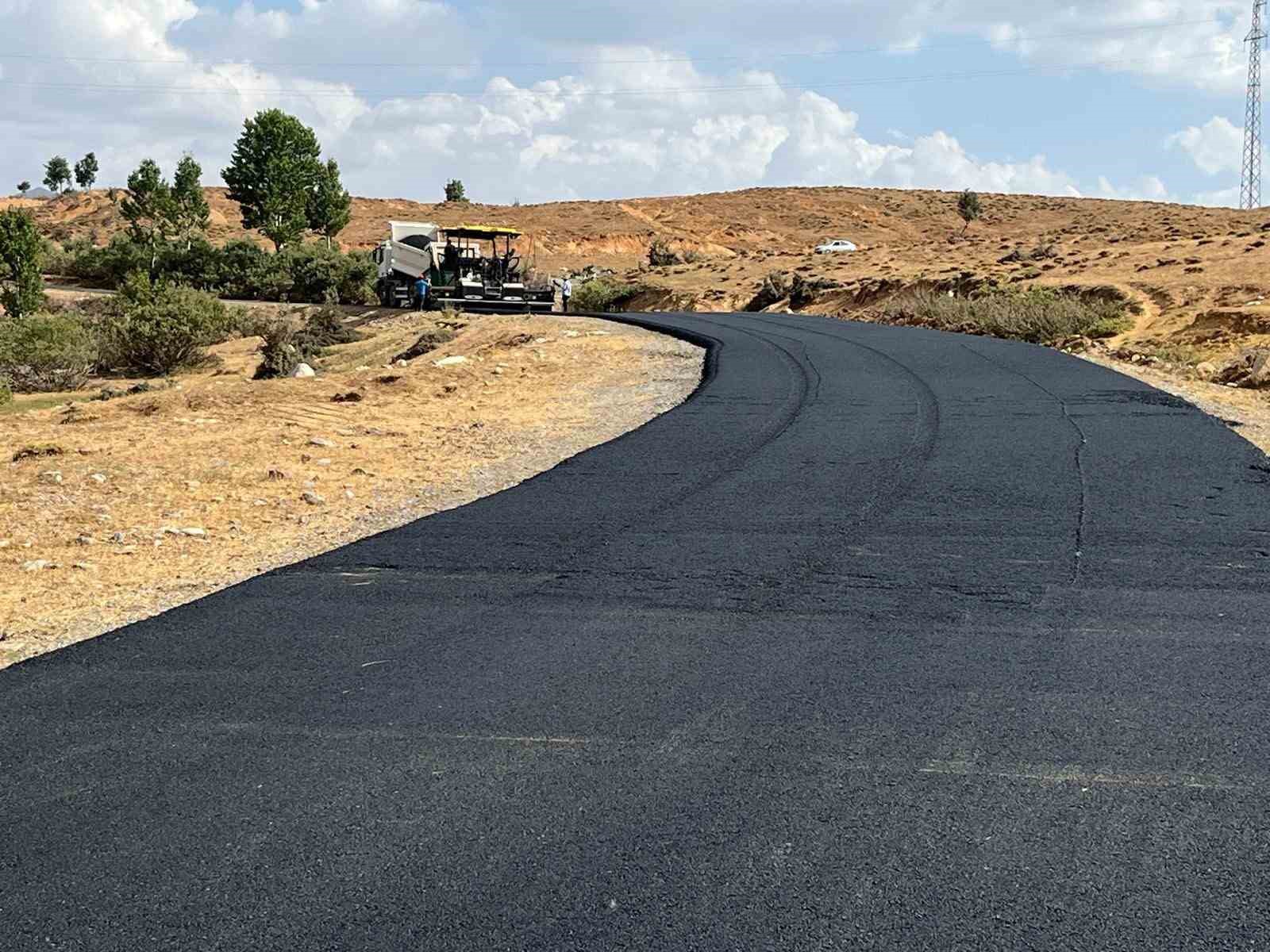 Muş&rsquo;ta yol yapım &ccedil;alışmaları s&uuml;r&uuml;yor
