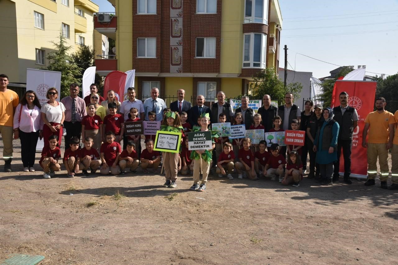 &rsquo;&rsquo;Her &Ccedil;ocuk Bir Fidan&rsquo;&rsquo; etkinliği i&ccedil;in &ouml;ğrenciler fidan dikti
